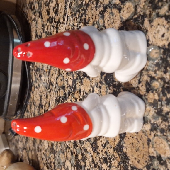 Modcloth Gnome salt and pepper shakers set - Picture 3 of 7